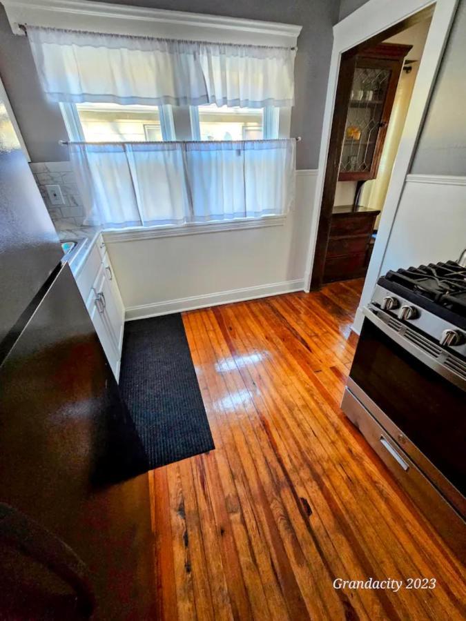 Lovely! Near Cleve Clinic/uh/cwru/dwntwn W/porch * Cleveland